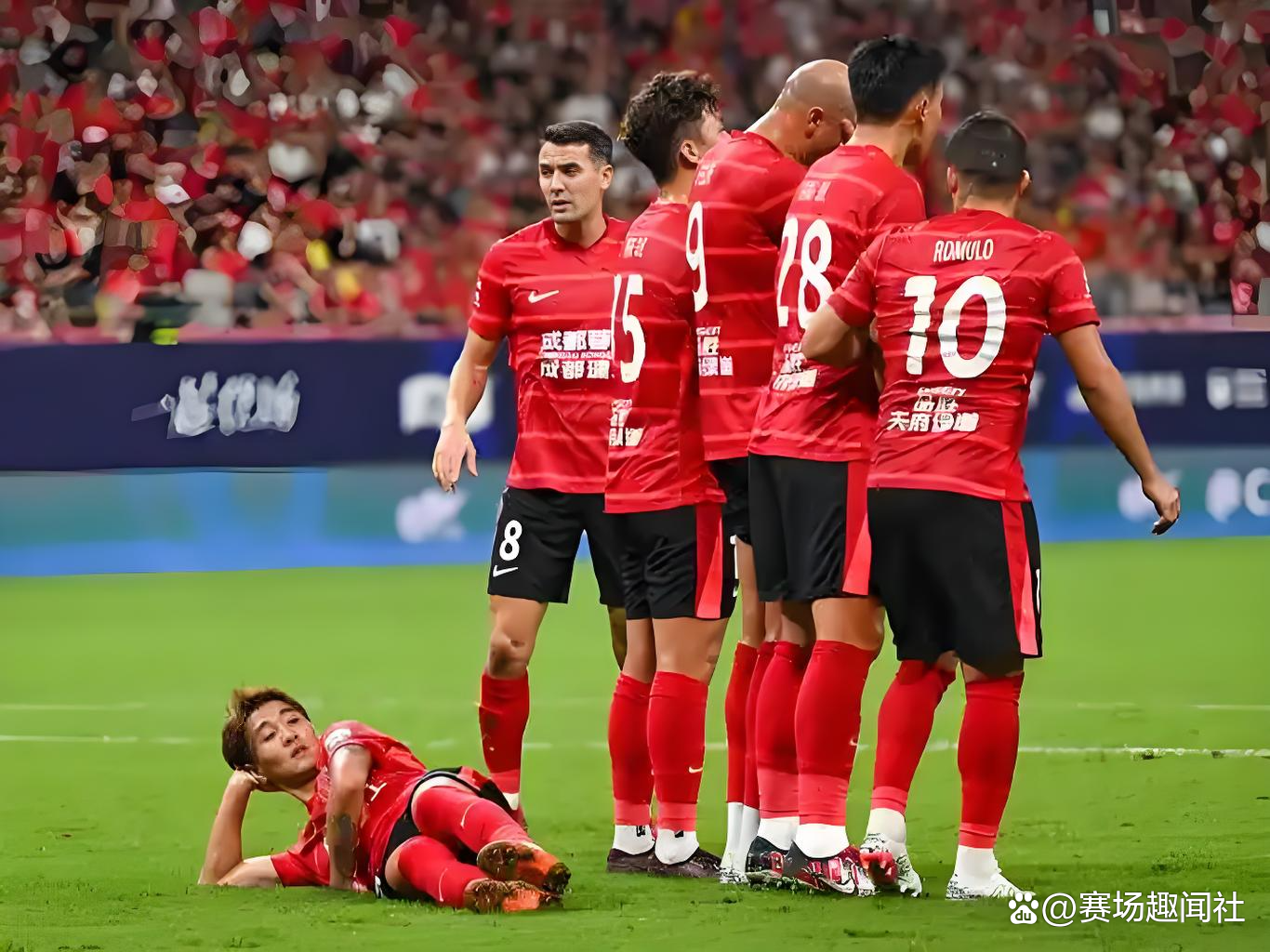 里昂迎亚冠关键赛；集结日门线救险；更衣室稳定；球队文化再被提及的简单介绍